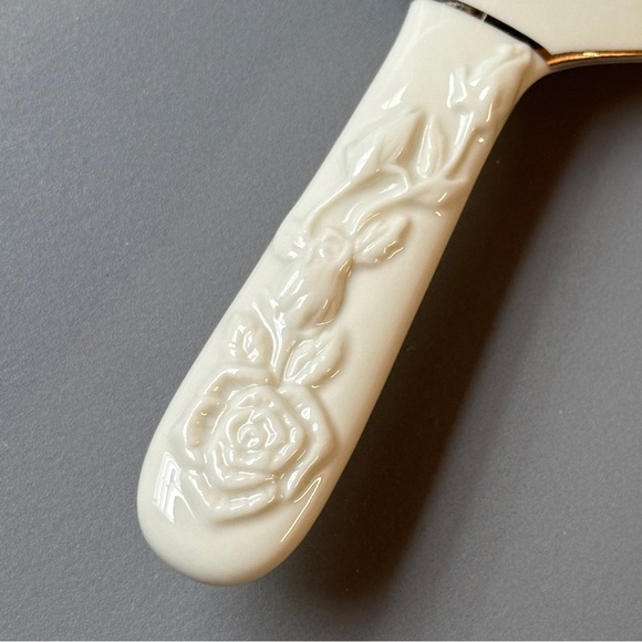 Vintage Royal Limited Porcelain Cake Server - Ivory - Picture 3 of 11